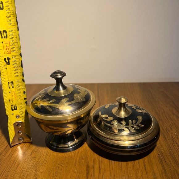 Brass and black jewelry, trinket dishes, make up holders vintage etched India - Picture 5 of 9
